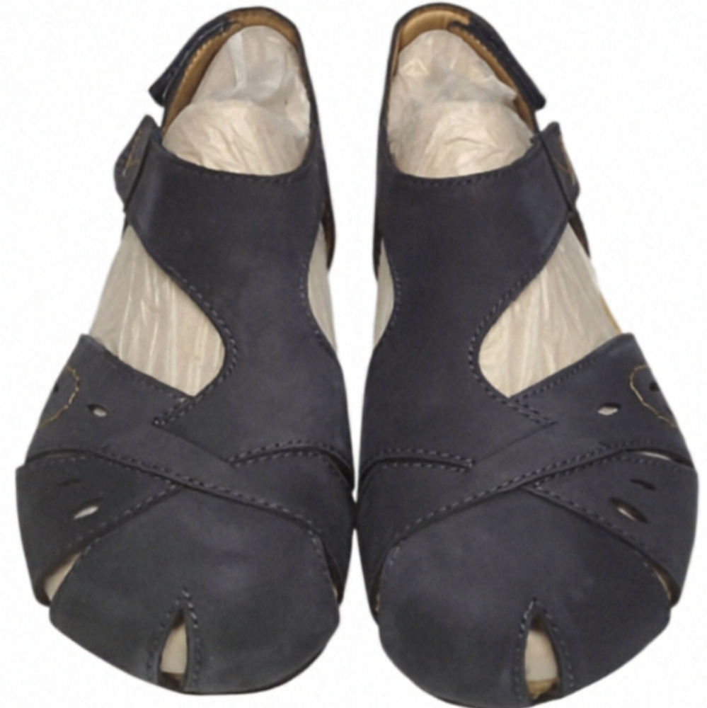 Earth Birdie 7W Sandals with Minimalist Cross-Strap Design